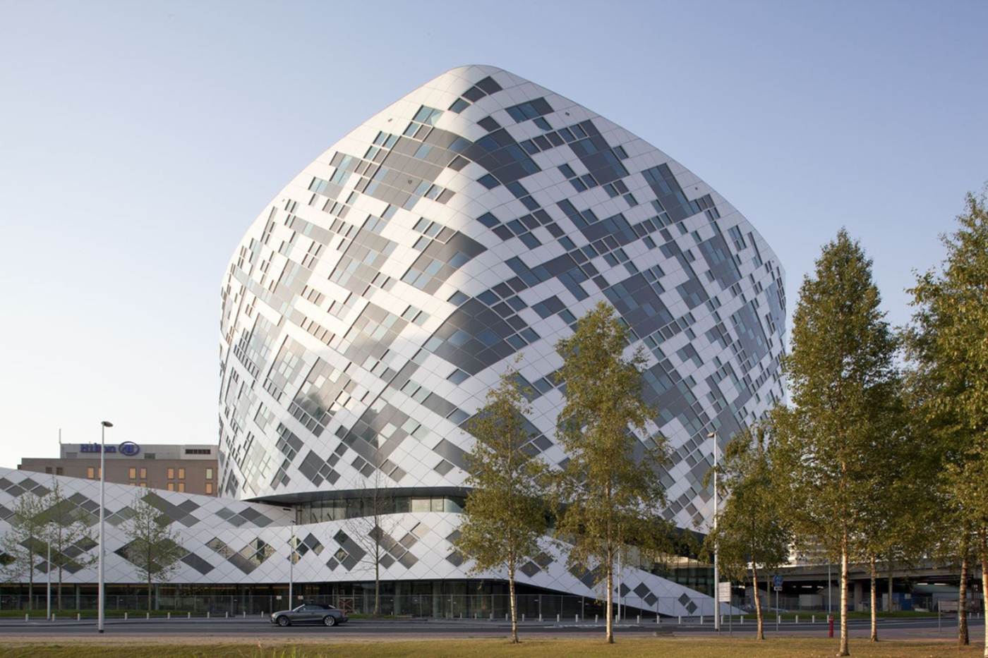 Fachada exterior do Hilton Amesterdão Airport Schiphol que abriu a 17-12-2015