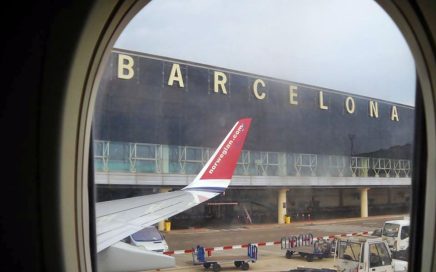Asa de avião Norwegian no aeroporto de Barcelona em Espanha