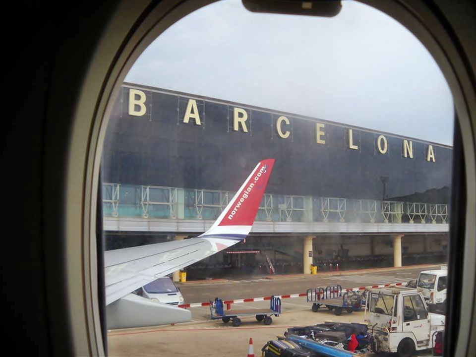 Asa de avião Norwegian no aeroporto de Barcelona em Espanha
