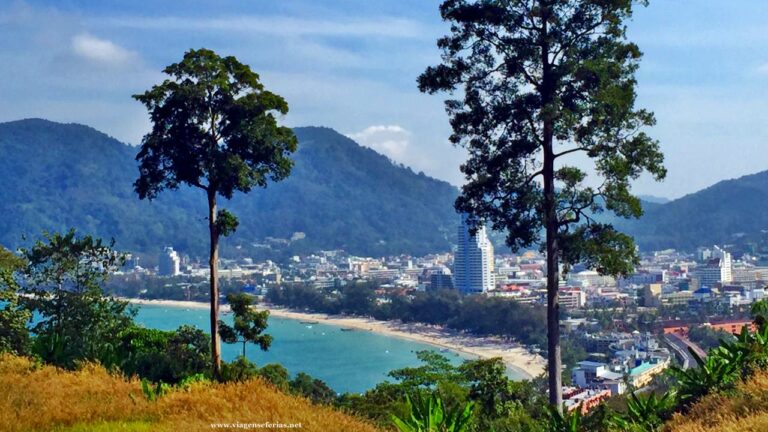 Extremo sul da Praia de Patong em Phuket na Tailândia