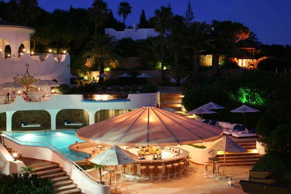 Piscina e bar do hotel Vila Vita Parc Resort no Algarve