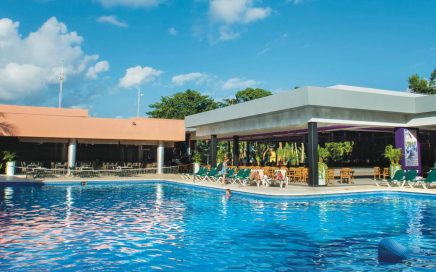 Uma das piscinas do renovado Hotel RIU Lupita na Riveira Maya