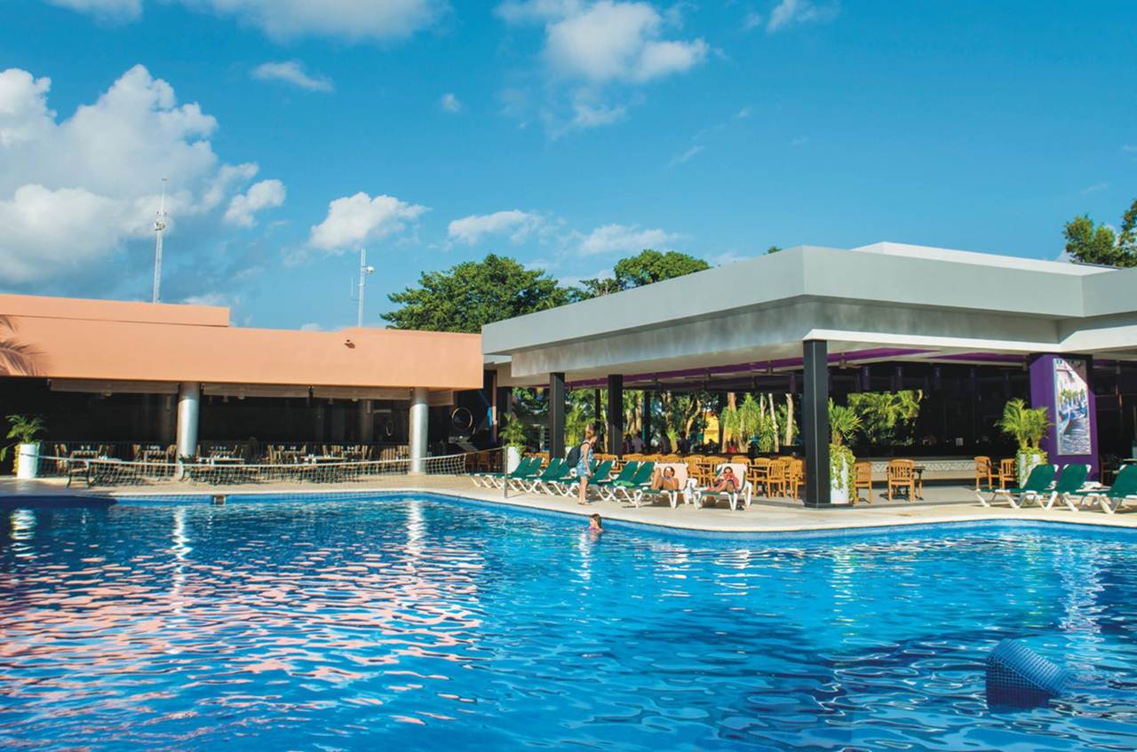 Uma das piscinas do renovado Hotel RIU Lupita na Riveira Maya