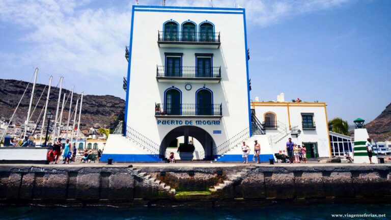 Chegada de barco a Puerto de Mogan na ilha Gran Canaria