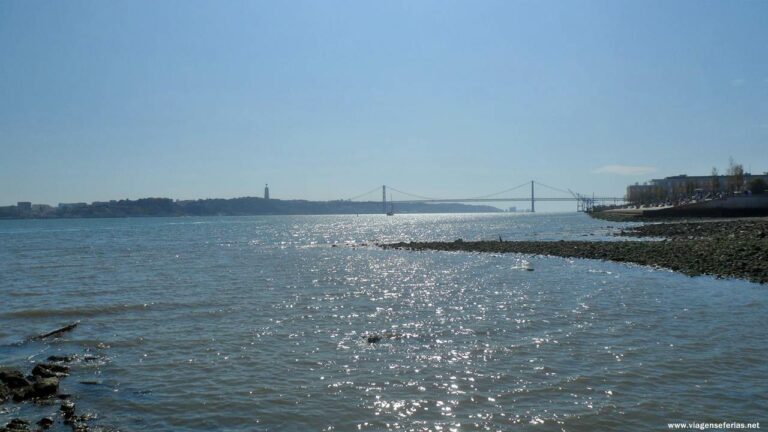 rio Tejo em Lisboa com Ponte 25 de Abril ao fundo