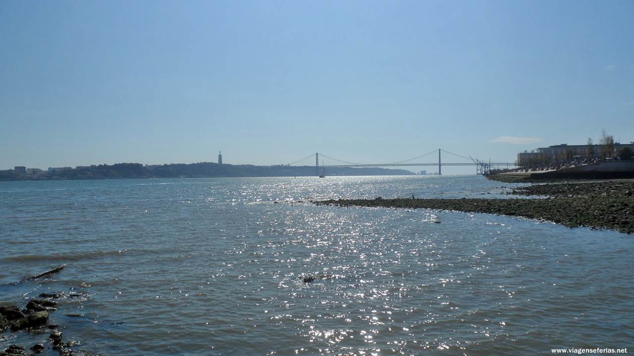 rio Tejo em Lisboa com Ponte 25 de Abril ao fundo