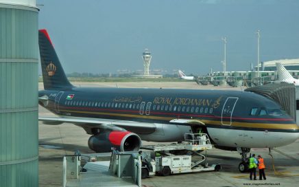 A320-232 da Companhia Aérea Royal Jordanian no aeroporto de Barcelona