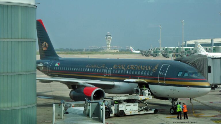 A320-232 da Companhia Aérea Royal Jordanian no aeroporto de Barcelona