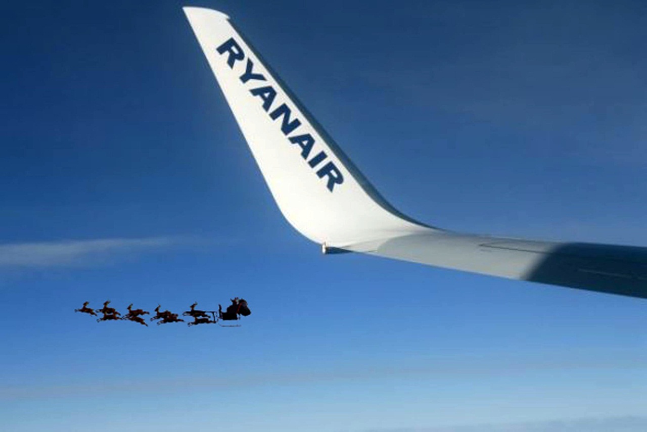 Renas e Pai Natal junto a uma aeronave da Ryanair em pleno ar