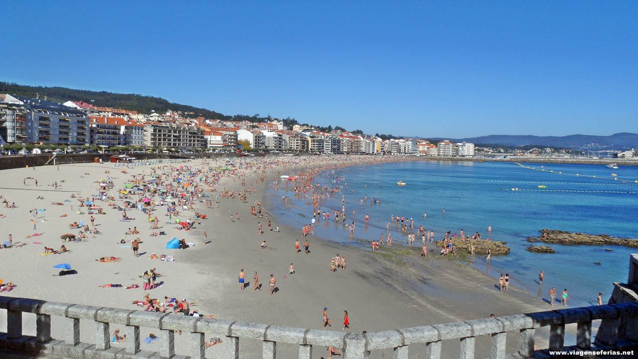 vista da praia de Silgar e marginal de Sanxenxo na Galiza