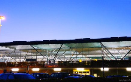 Entrada do aeroporto de Stansted em Londres ao anoitecer