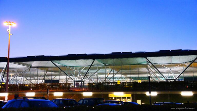 Entrada do aeroporto de Stansted em Londres ao anoitecer