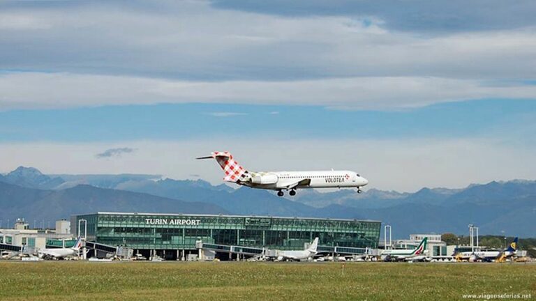 14-10-2014 Aeronave da Volotea a aterrar no aeroporto de Turim