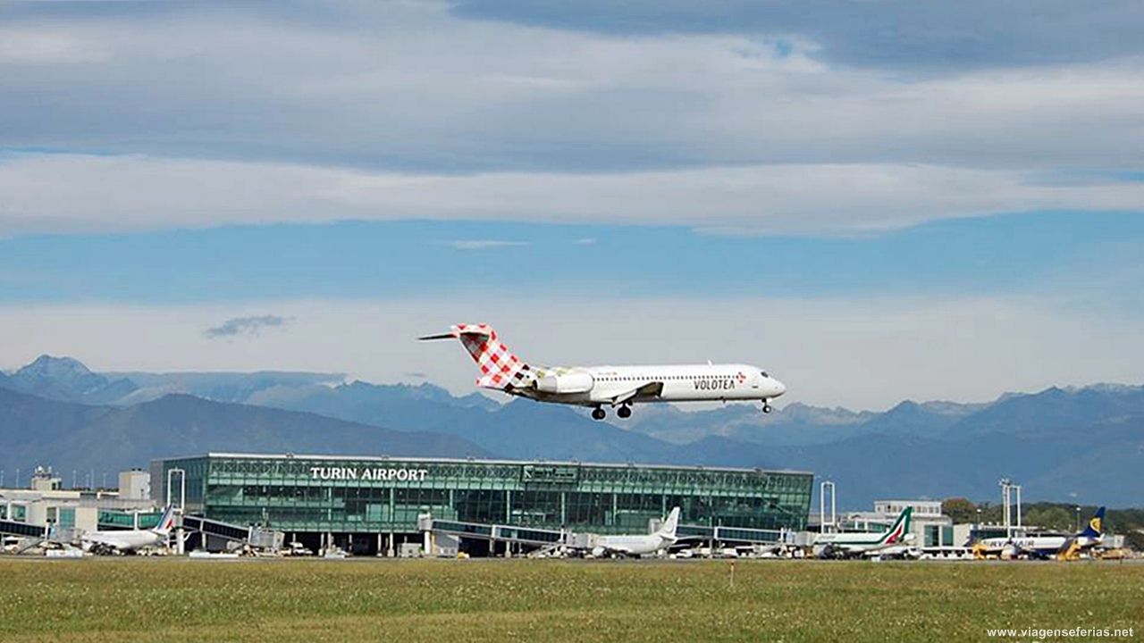 14-10-2014 Aeronave da Volotea a aterrar no aeroporto de Turim
