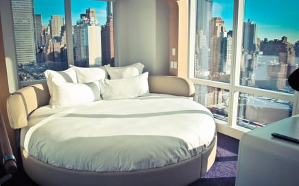 quarto com cama redonda no Hotel Yotel em Nova Iorque