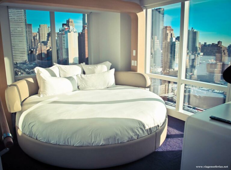 quarto com cama redonda no Hotel Yotel em Nova Iorque