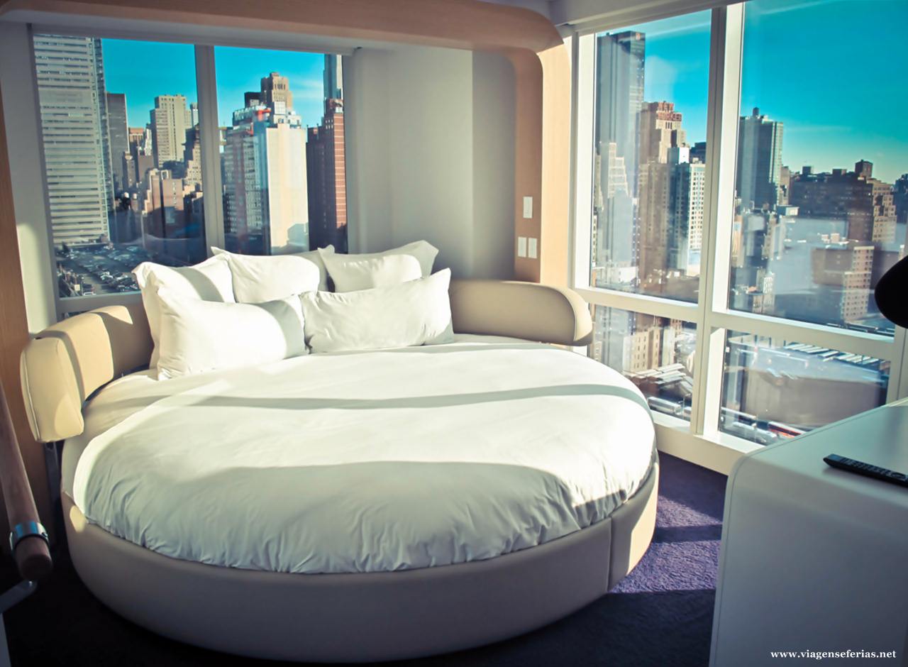 quarto com cama redonda no Hotel Yotel em Nova Iorque