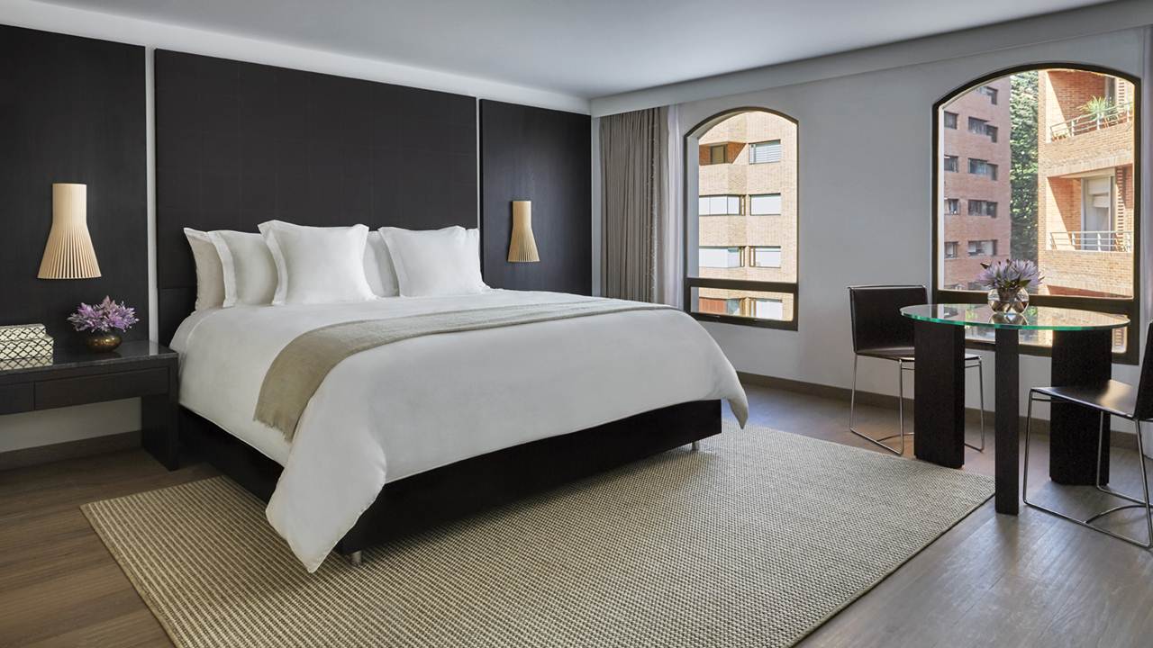 Um dos 64 quartos do Four Seasons hotel Bogotá na Colômbia