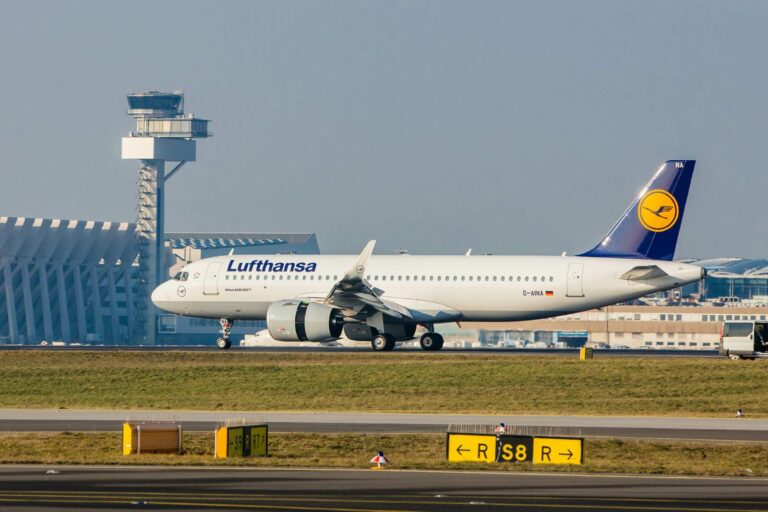 A320neo da Lufthansa na pista do aeroporto de Frankfurt