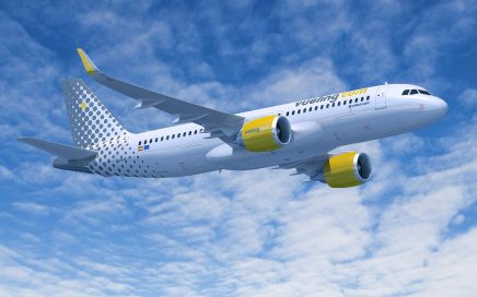Avião A320neo com as cores da Companhia Aérea Vueling