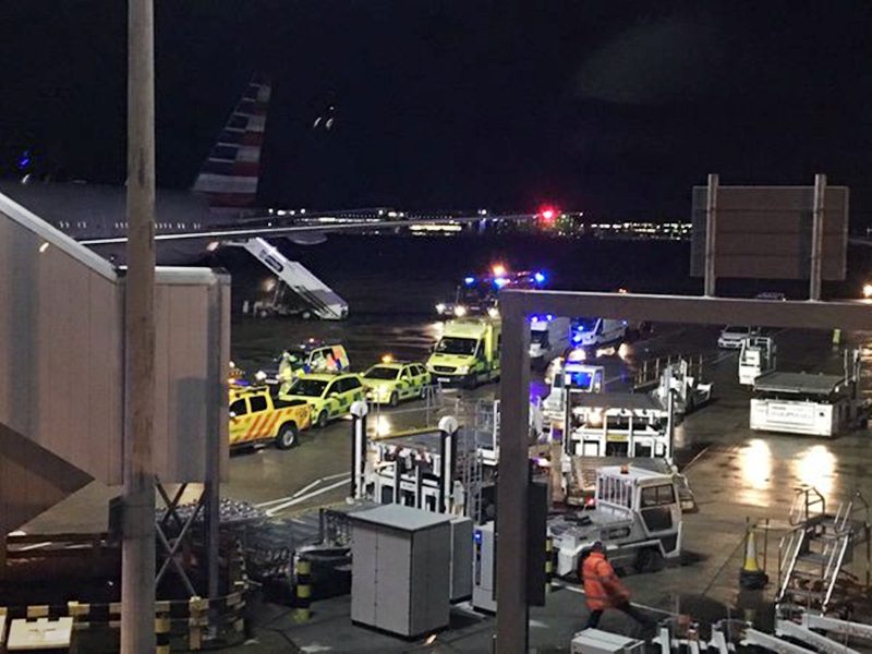 Ambulâncias junto ao avião da American Airlines em Londres