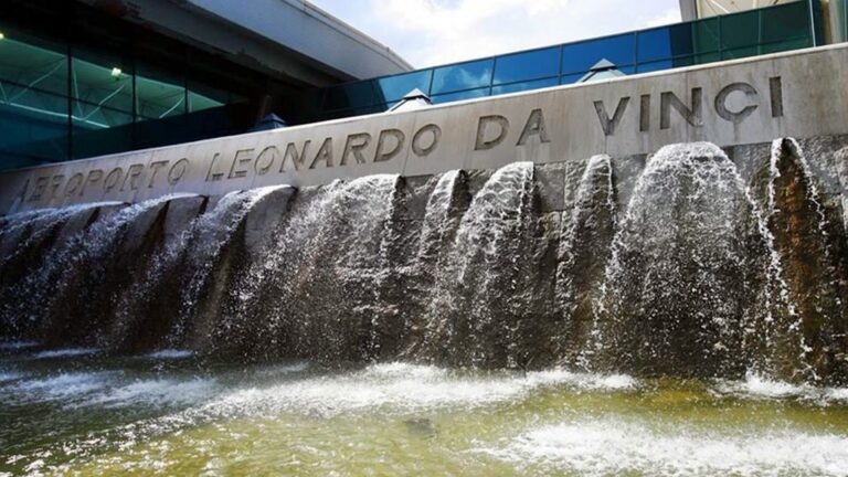 Cascata no aeroporto de Roma Fiumicino ou Leonardo da Vinci