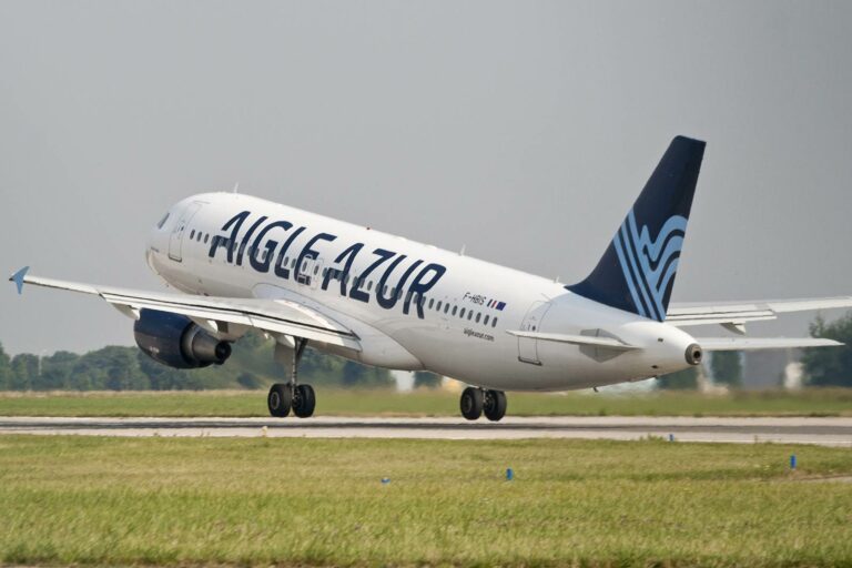A320 F-HBiS a levantar voo da Companhia aérea Aigle Azur