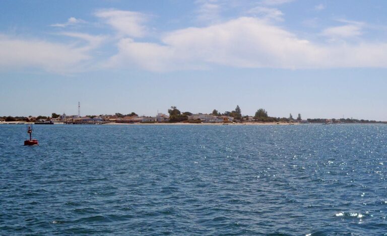 ilha da Armona do lado da Ria Formosa de quem vem de Olhão