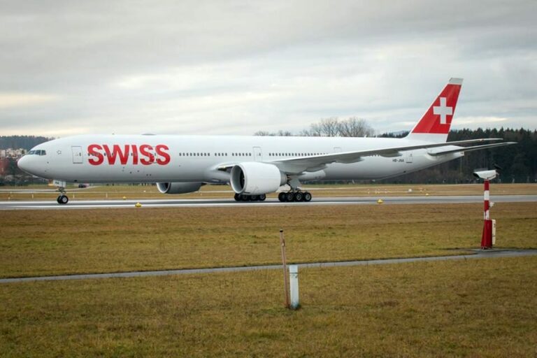 Novo avião B777 da Swiss na pista do aeroporto de Zurique