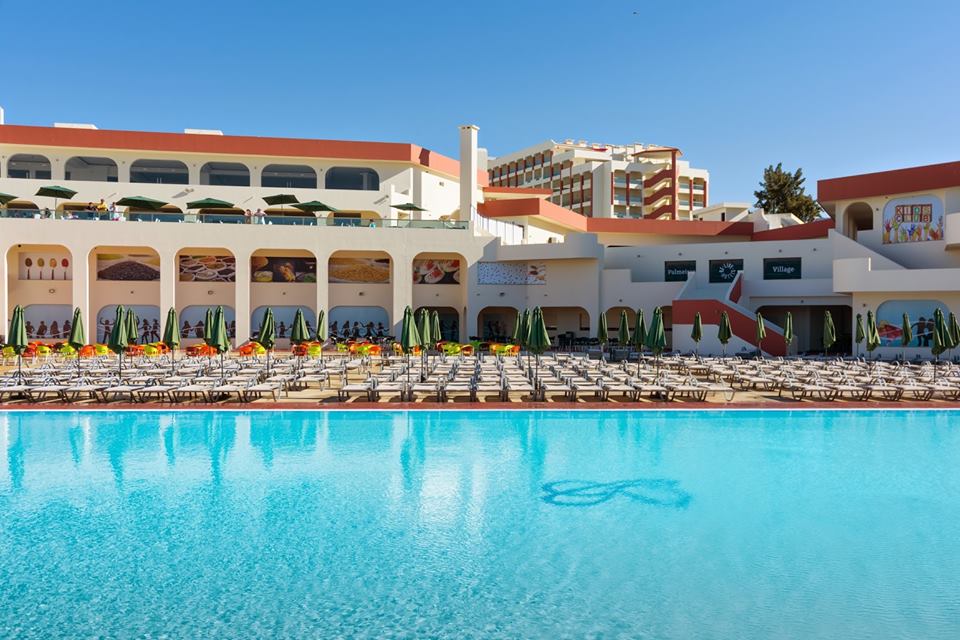 Hotel Be Live Family Palmeiras Village na praia de Porches no Algarve