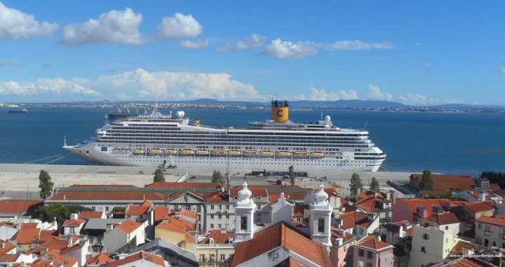 Navio de Cruzeiros Costa Fortuna atracado no porto de Lisboa