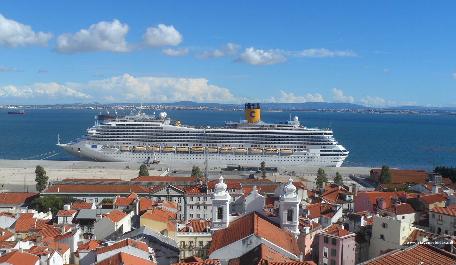 Navio de Cruzeiros Costa Fortuna atracado no porto de Lisboa