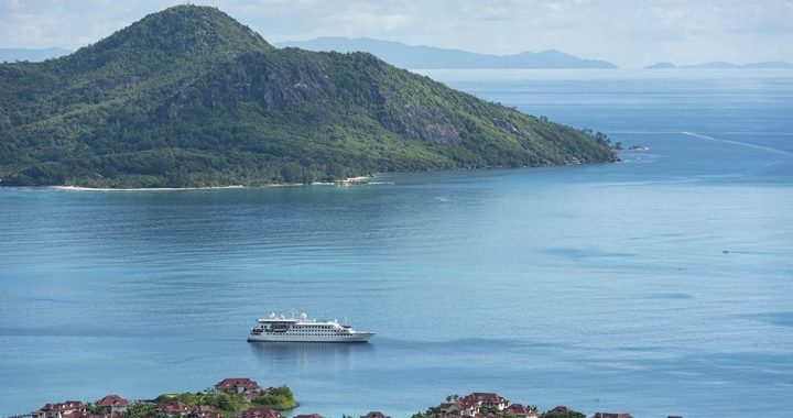 Navio de Cruzeiro Crystal Esprit junto à ilha de Eden