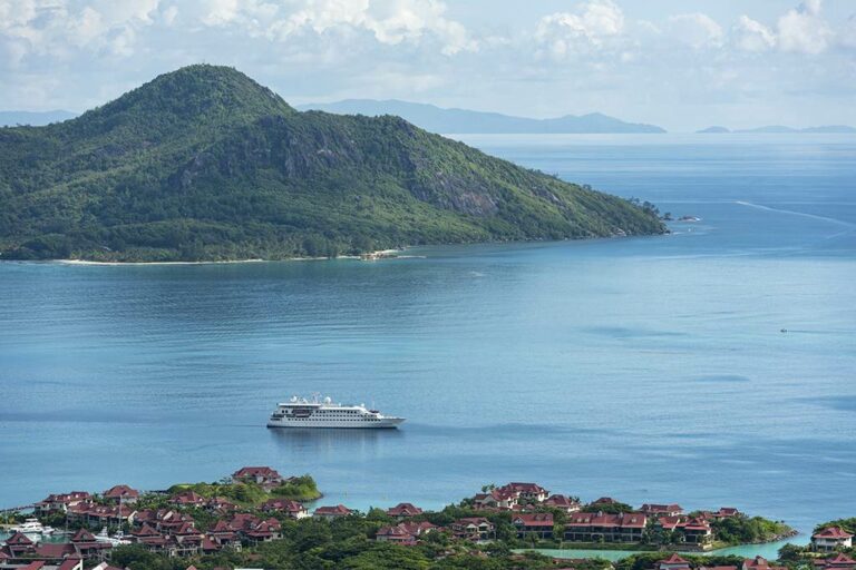 Navio de Cruzeiro Crystal Esprit junto à ilha de Eden
