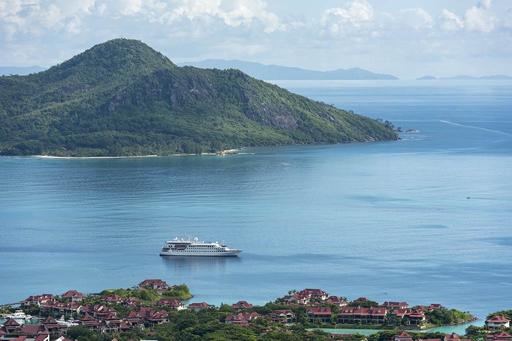 Navio de Cruzeiro Crystal Esprit junto à ilha de Eden