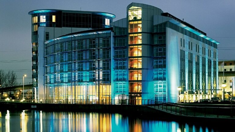 Exterior hotel DoubleTree by Hilton London ExCel em Londres