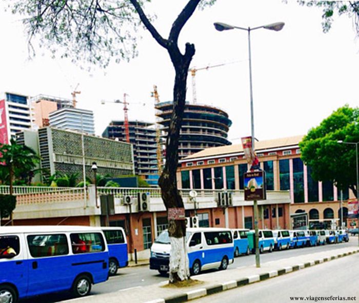 Fila de Táxis Públicos na cidade de Luanda em Angola