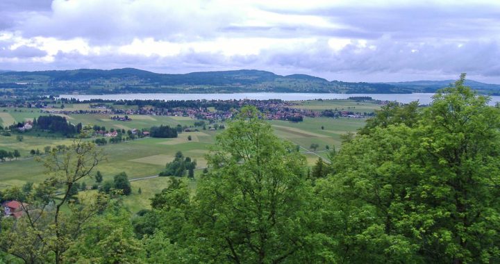 Lago Forggensee durante a Primavera na Baviera - Alemanha