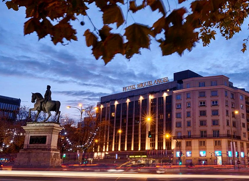 Vista frente do Hotel Blue Bay Miguel Ángel em Madrid 
