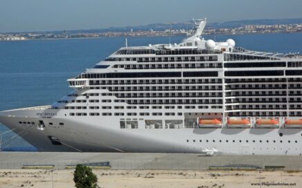 Navio de Cruzeiros MSC Divina numa escala em Lisboa
