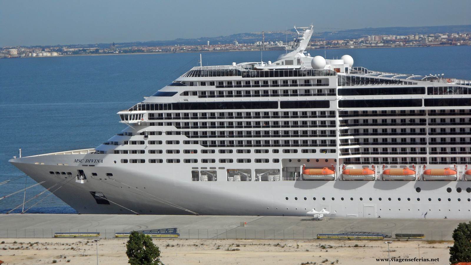 Navio de Cruzeiros MSC Divina numa escala em Lisboa