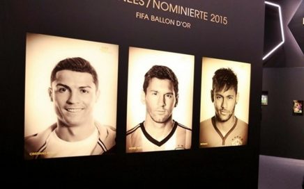 Painel no Museu FIFA em Zurique com Ronaldo nomeado bola de ouro