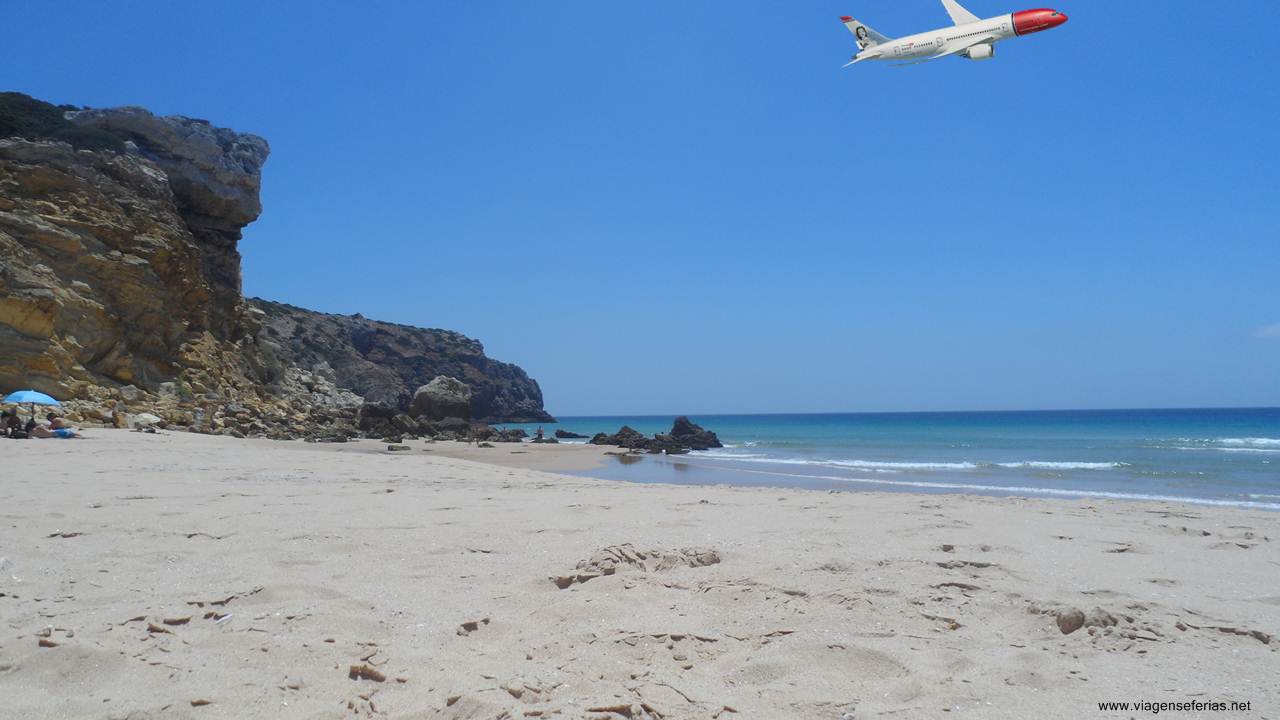 voo da low cost Norwegian Air rumando a Faro sobre uma praia do Algarve