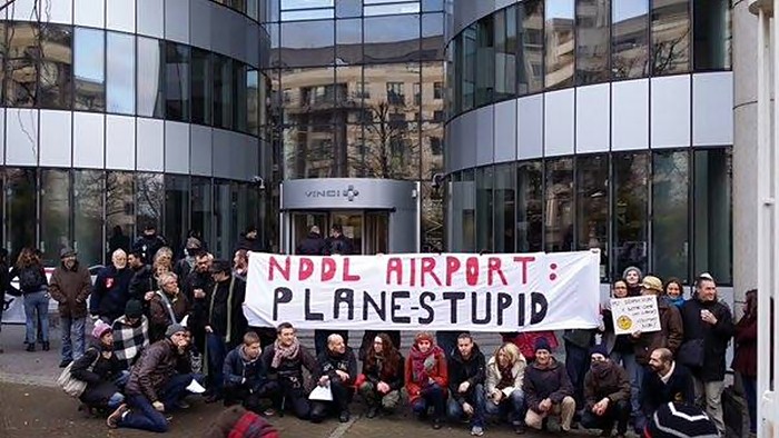 Concentracão activistas plane Stupid na entrada em Heathrow
