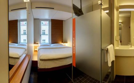 interior do quarto e casa de banho de hotel easyHotel