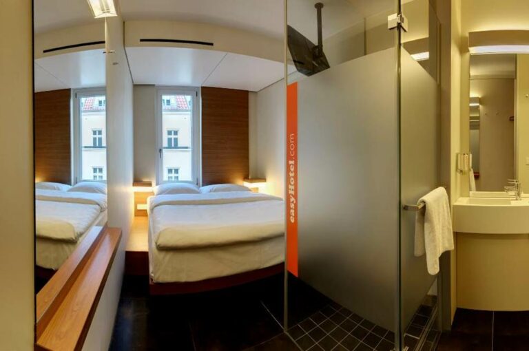 interior do quarto e casa de banho de hotel easyHotel