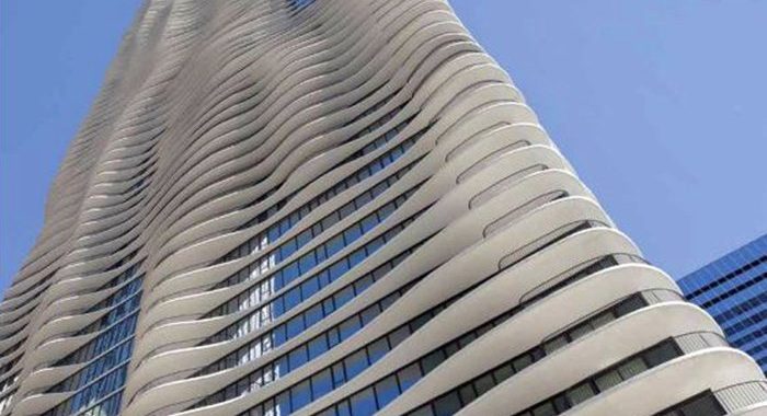 Edificio do Hotel Radisson Blu Chicago visto de cima para baixo