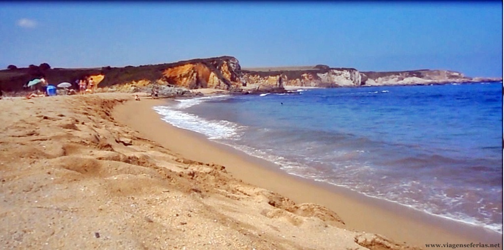 Praia de Serantes nas Asturias com 200 metros de areia