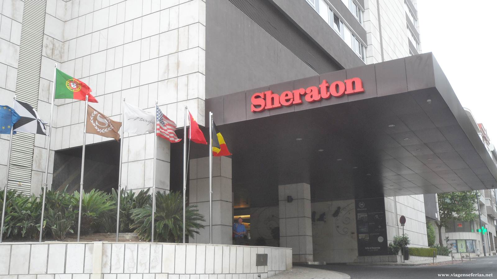 Entrada Principal do Hotel Sheraton Lisboa na Rua Latino Coelho