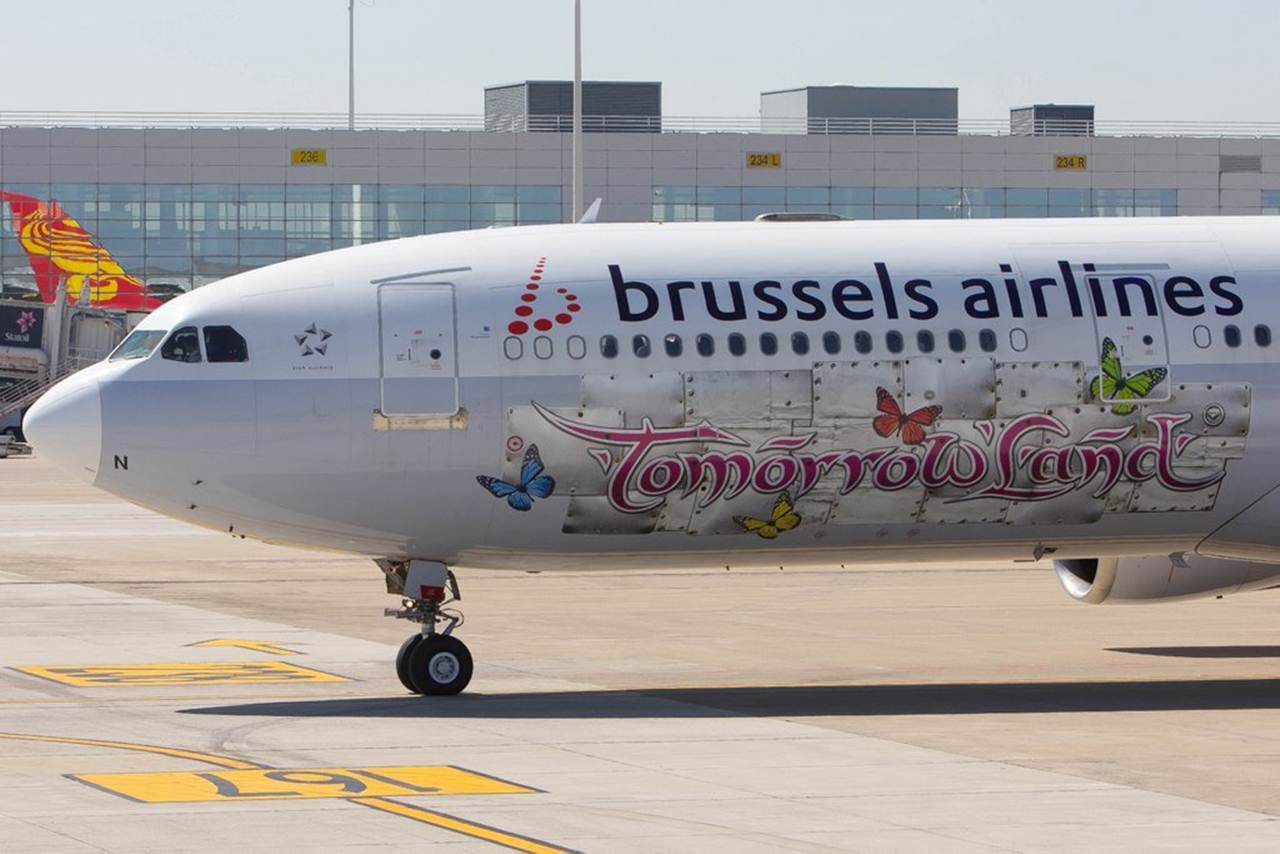 Avião da Brussels Airlines com pintura Tomorrowland de 2015